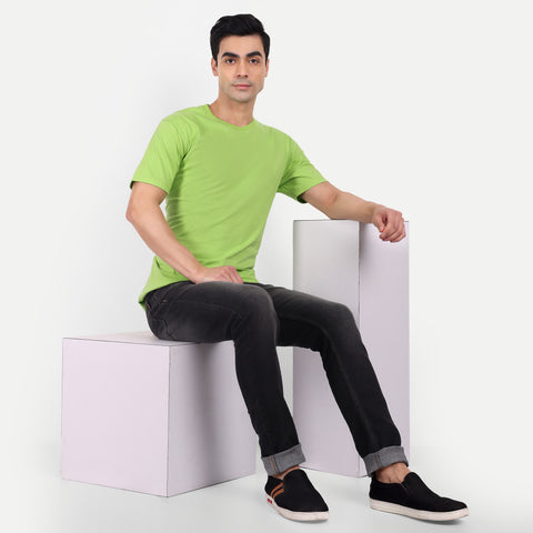 Men Pear Green Solid Round Neck Half Sleeve T-shirt.